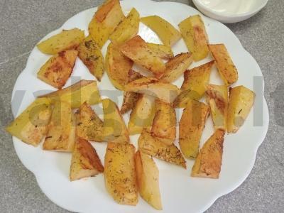 Kaimiški bulvės su džiovintu krapu ir paprika pagrindine nuotrauka