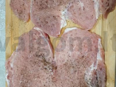 Švelnus kiaulienos šnicelis keptuvėje Žingsnis 1