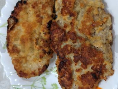 Švelnus kiaulienos šnicelis keptuvėje pagrindine nuotrauka