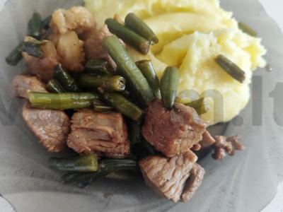 Kalakutiena su daržovėmis sojų padaže pagrindine nuotrauka