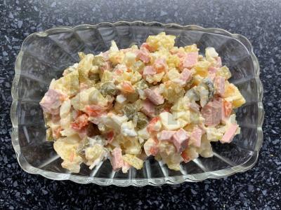 Olivje su marinuotais agurkais ir grietine Žingsnis 8