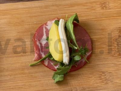 Prosciutto ritinėliai su rukola ir mango Žingsnis 2