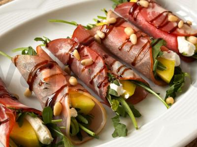 Prosciutto ritinėliai su rukola ir mango pagrindine nuotrauka