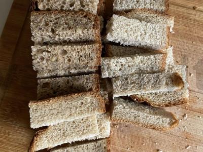 Keptas brie sūris su įvairiais duonos tipais ir vyšniniais pomidorais Žingsnis 1