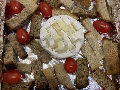 Keptas brie sūris su įvairiais duonos tipais ir vyšniniais pomidorais Žingsnis 4