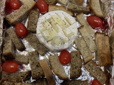 Keptas brie sūris su įvairiais duonos tipais ir vyšniniais pomidorais Žingsnis 5