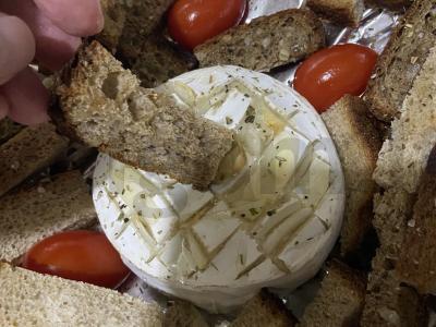 Keptas brie sūris su įvairiais duonos tipais ir vyšniniais pomidorais pagrindine nuotrauka