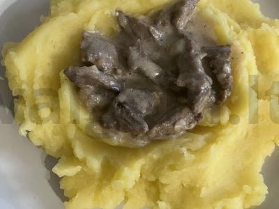 Befstroganovas su bulvių koše pagrindine nuotrauka