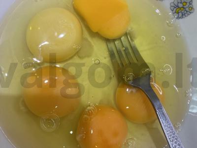 Kiaušinienė su sūriu ir prieskoniais Žingsnis 2