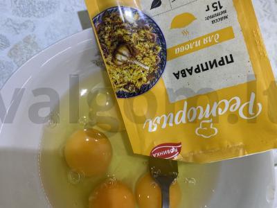 Kiaušinienė su sūriu ir prieskoniais Žingsnis 3