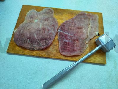 Kiaulienos kotletai su pomidorais ir svogūnais Žingsnis 1