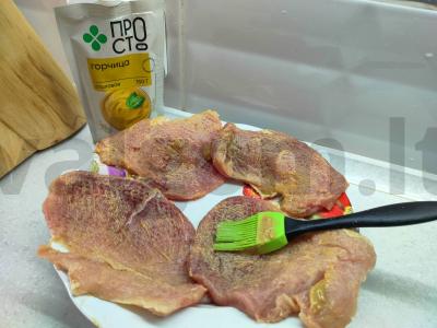 Kiaulienos kotletai su pomidorais ir svogūnais Žingsnis 2