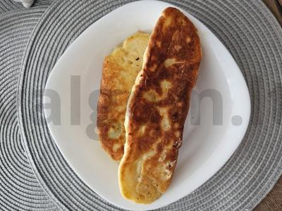 Namų pyragėliai su virtomis kiaušiniais, žolelėmis ir sūriu pagrindine nuotrauka