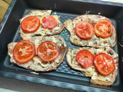 Kiaulienos kotletai su pomidorais ir svogūnais Žingsnis 4