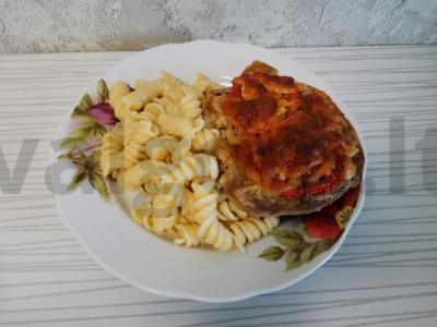 Kiaulienos kotletai su pomidorais ir svogūnais pagrindine nuotrauka