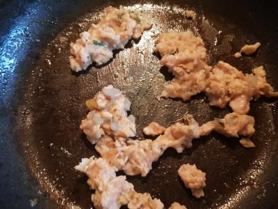 Mėsos omletas su svogūnais ir avokadu Žingsnis 1