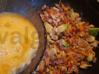 Mėsos omletas su svogūnais ir avokadu Žingsnis 7