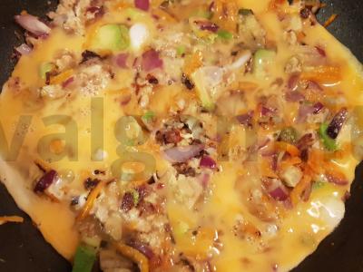 Mėsos omletas su svogūnais ir avokadu Žingsnis 8