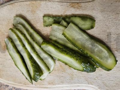 Karšti šunys su smulkintomis agurkais Žingsnis 1