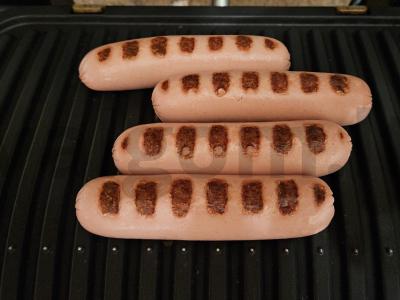 Karšti šunys su smulkintomis agurkais Žingsnis 2