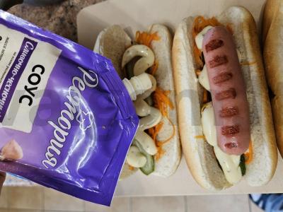 Karšti šunys su smulkintomis agurkais Žingsnis 4