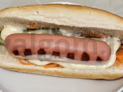 Karšti šunys su smulkintomis agurkais pagrindine nuotrauka