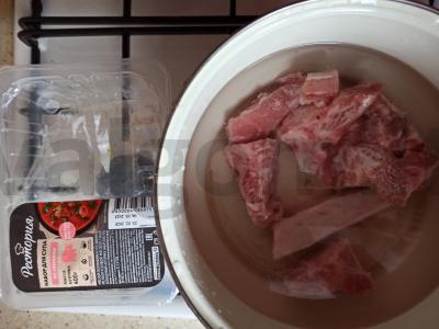 Namų borsčas su kiauliena ir burokėliais pomidorų sultyse Žingsnis 1