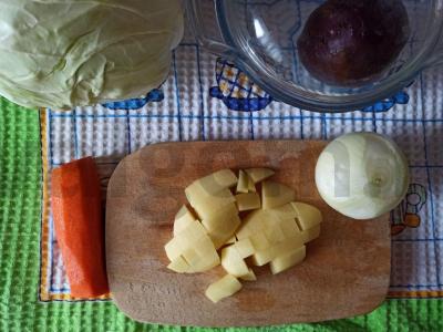 Namų borsčas su kiauliena ir burokėliais pomidorų sultyse Žingsnis 2