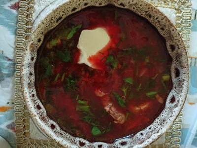 Namų borsčas su kiauliena ir burokėliais pomidorų sultyse pagrindine nuotrauka