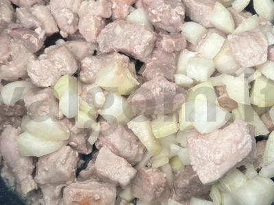 Troškinta mėsa su bulvėmis lėtoje viryklėje Žingsnis 4