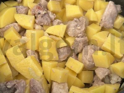 Troškinta mėsa su bulvėmis lėtoje viryklėje Žingsnis 5