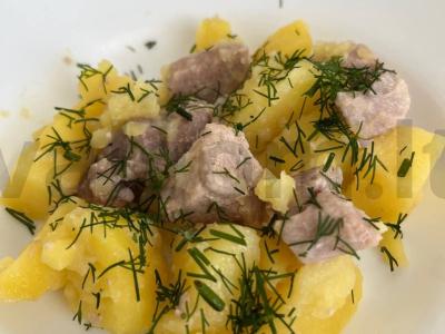 Troškinta mėsa su bulvėmis lėtoje viryklėje pagrindine nuotrauka