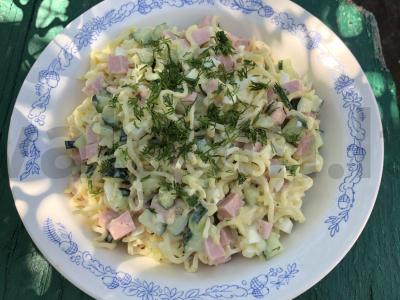 Makaronų salotos pagrindine nuotrauka