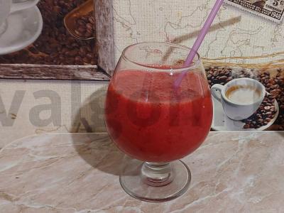 Vaisių-uogų smūgis pagrindine nuotrauka