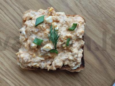 Krustingie sumuštiniai su silkėmis pomidorų padaže pagrindine nuotrauka