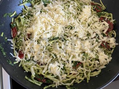 Makaronai su špinatais, džiovintais pomidorais ir sūriu Žingsnis 5