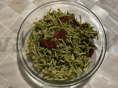 Makaronai su špinatais, džiovintais pomidorais ir sūriu pagrindine nuotrauka