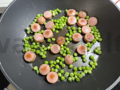 Omletas su dešrelėmis ir žirneliais Žingsnis 4