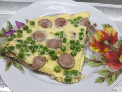 Omletas su dešrelėmis ir žirneliais pagrindine nuotrauka