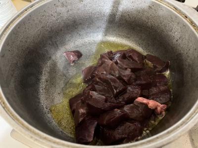 Troškinta jautienos kepenėlė su svogūnais Žingsnis 3