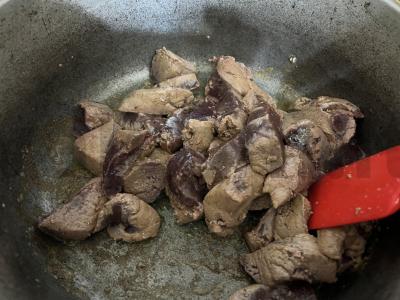 Troškinta jautienos kepenėlė su svogūnais Žingsnis 4