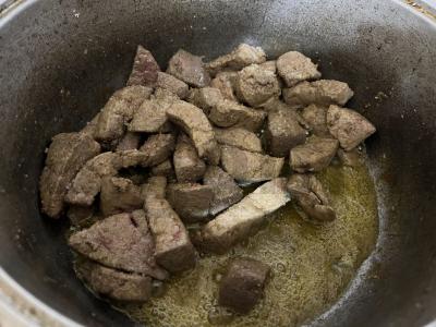 Troškinta jautienos kepenėlė su svogūnais Žingsnis 8