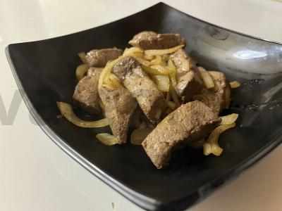 Troškinta jautienos kepenėlė su svogūnais pagrindine nuotrauka