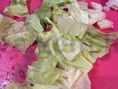 Skani krevečių salotos „Cezaris namuose“ Žingsnis 6