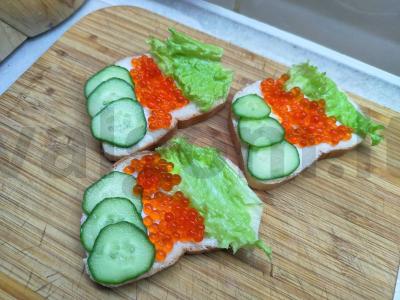 Šventiniai sumuštiniai su raudonąja ikra ir daržovėmis Žingsnis 4