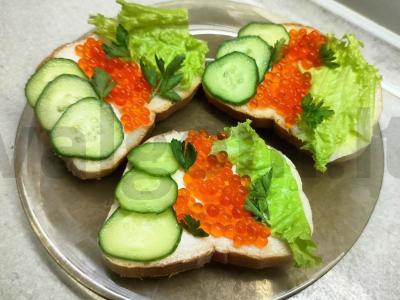 Šventiniai sumuštiniai su raudonąja ikra ir daržovėmis pagrindine nuotrauka