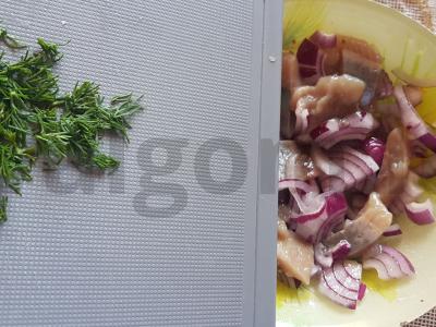 Skani silkė su krapais ir raudonuoju svogūnu Žingsnis 3