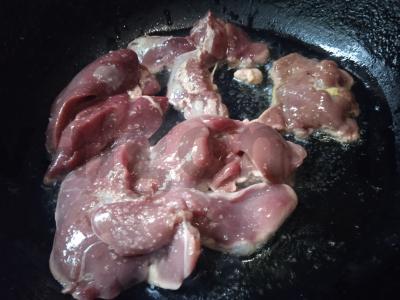 Lengvas salotas su vištienos kepenėlėmis ir vynuogėmis Žingsnis 2