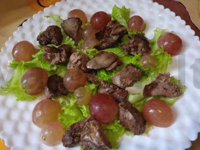 Lengvas salotas su vištienos kepenėlėmis ir vynuogėmis Žingsnis 4