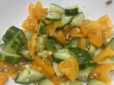 Salotas „Lengvas“ su keptais saulėgrąžų sėklomis pagrindine nuotrauka